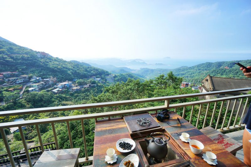 Teegenuss mit Ausblick über Jiufen. Atemberaubende Schönheit bei einer entspannten Tasse Tee.