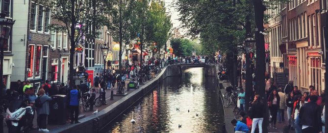Amsterdam Gracht mit Menschen