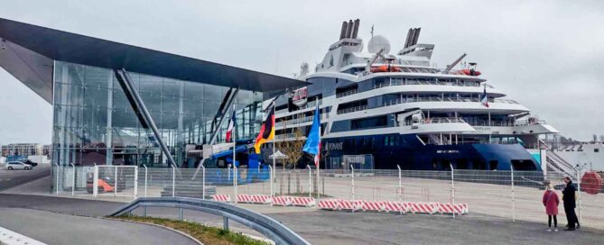 Le Champlain neben Anleger